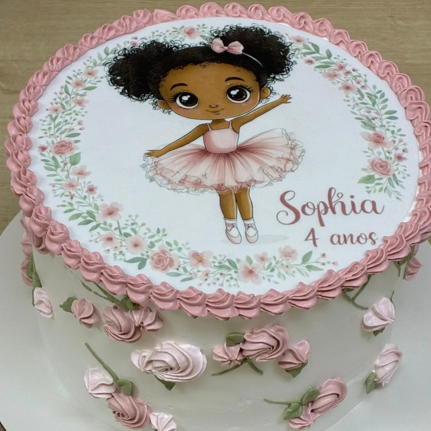 Bolo decorado com bailarina e flores para 4 anos da Sophia