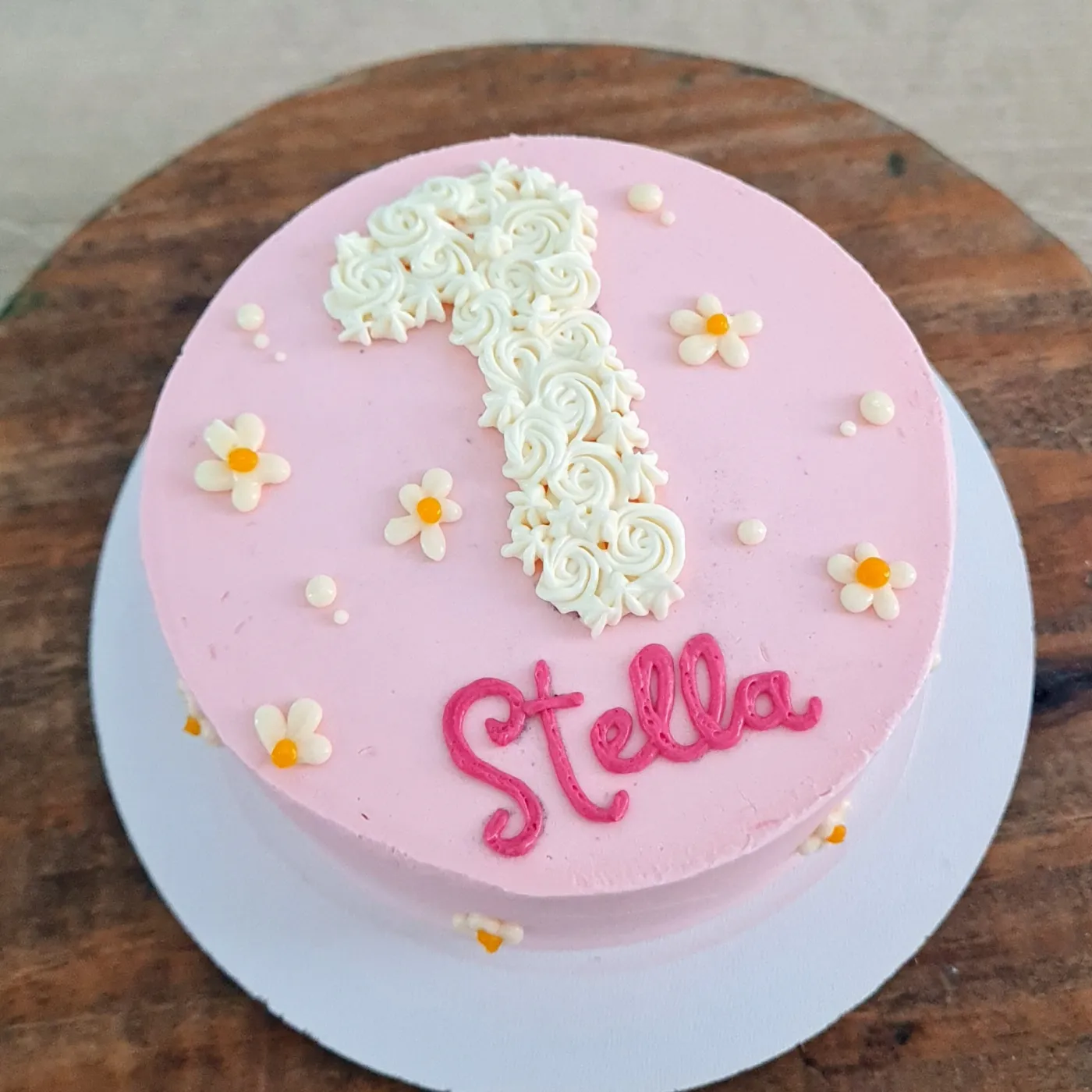 Bento cake rosa com número 1 de chantilly e flores para 1 mês da Stella