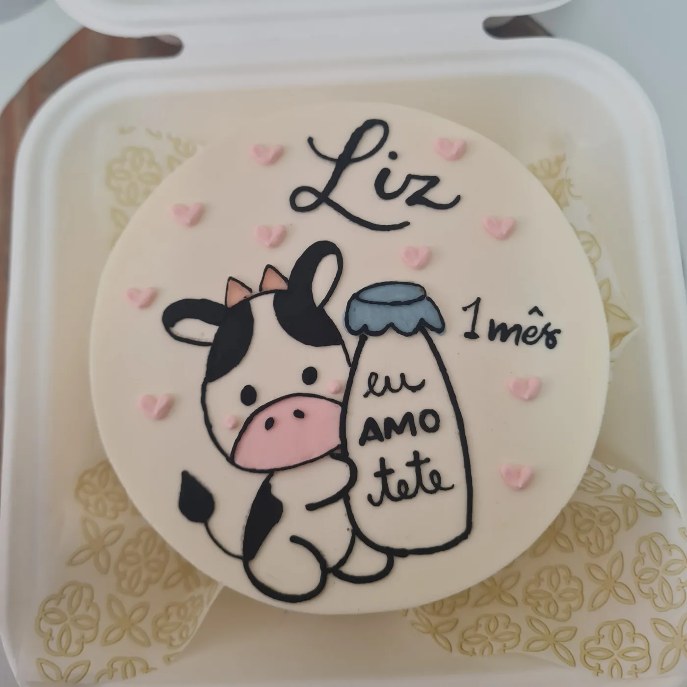 Bento cake do primeiro mês decorado com vaquinha e mamadeira
