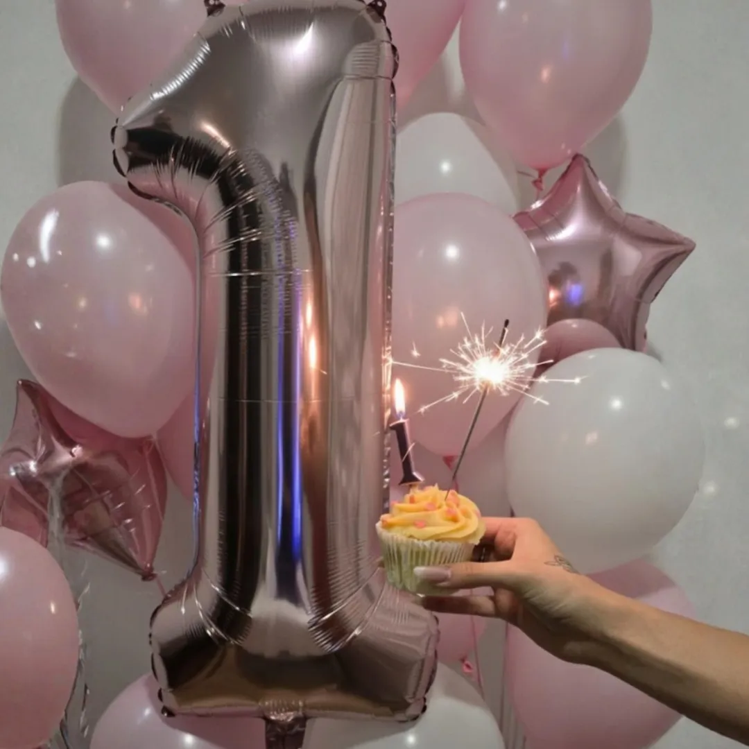 Cupcake de mesversário personalizado com tema e número do mês — foto 1