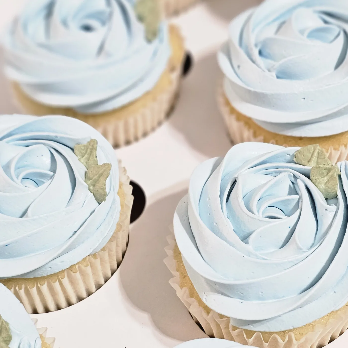 Cupcake de mesversário personalizado com tema e número do mês — foto 3