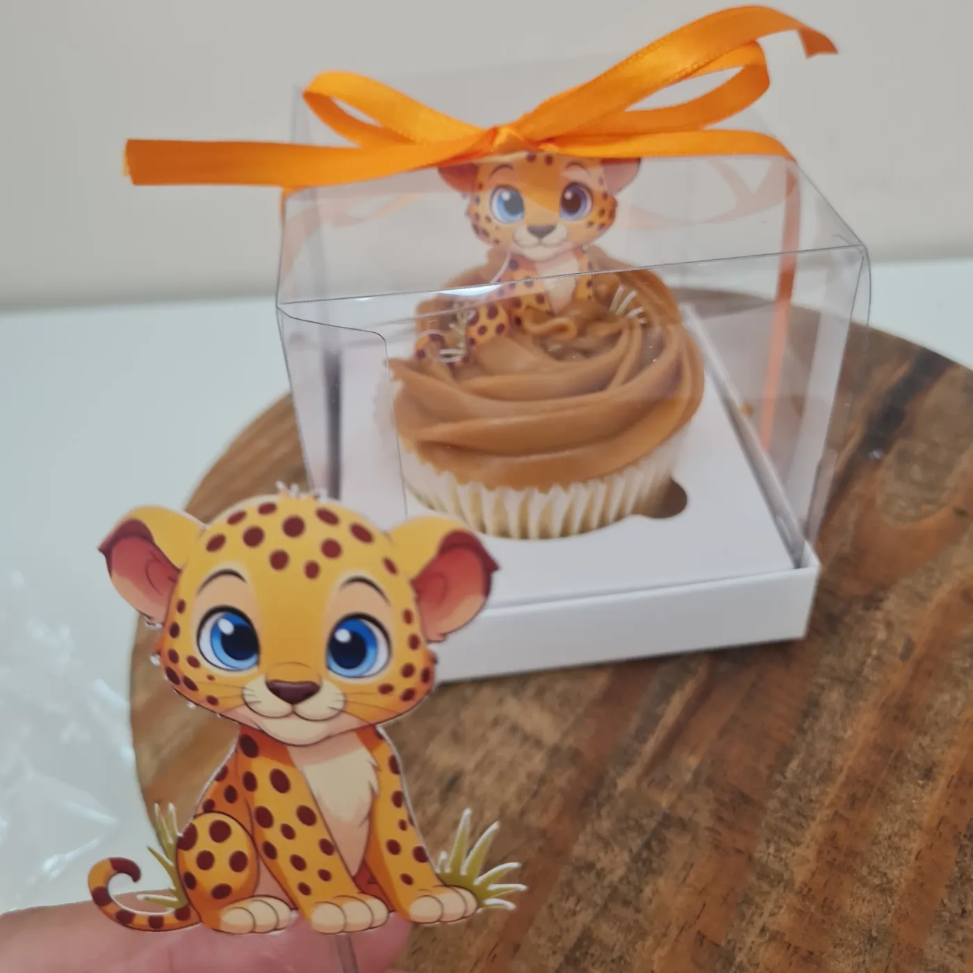 Cupcake de mesversário personalizado com tema e número do mês — foto 5