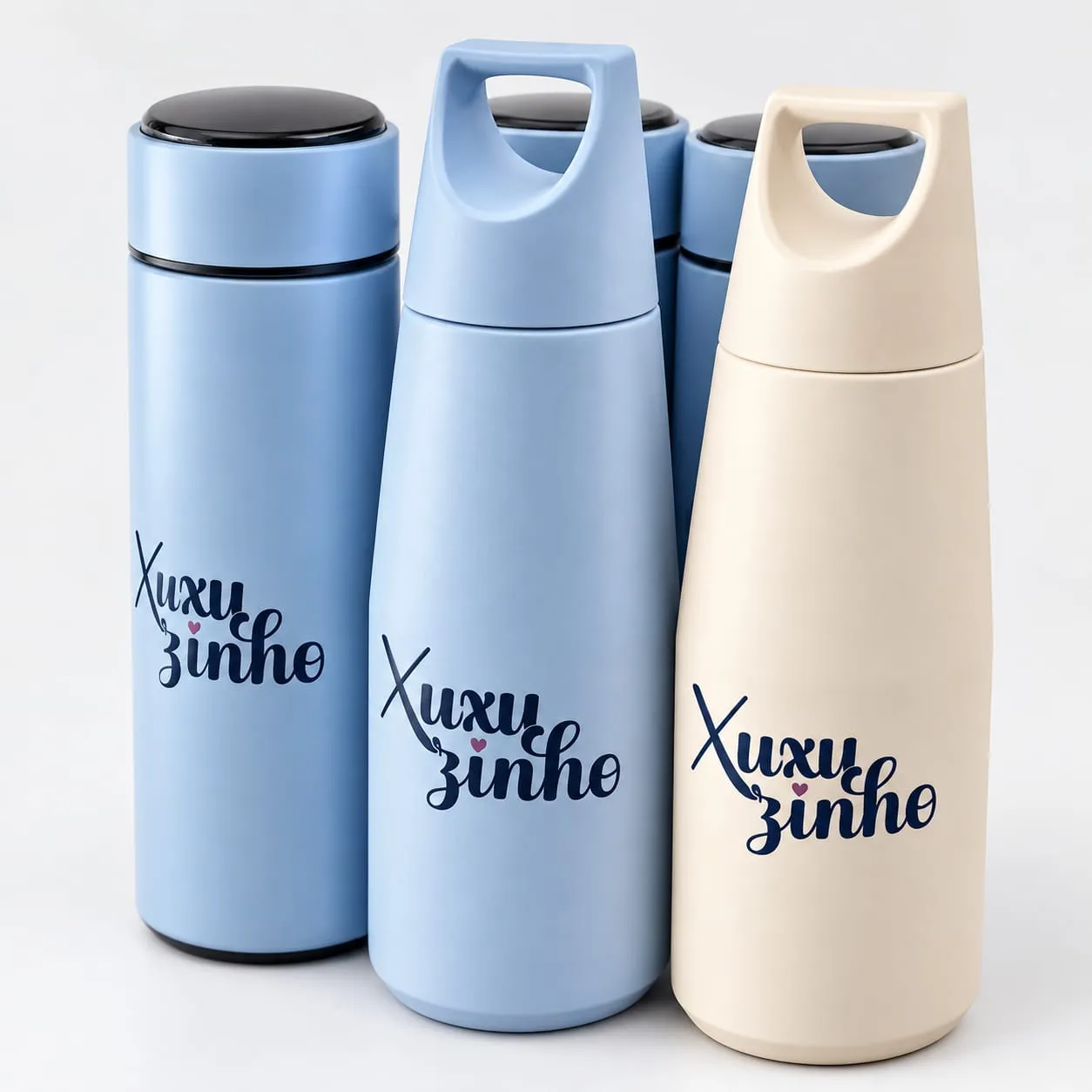 Garrafinhas térmicas personalizadas com a marca Xuxuzinho em tons de azul e creme