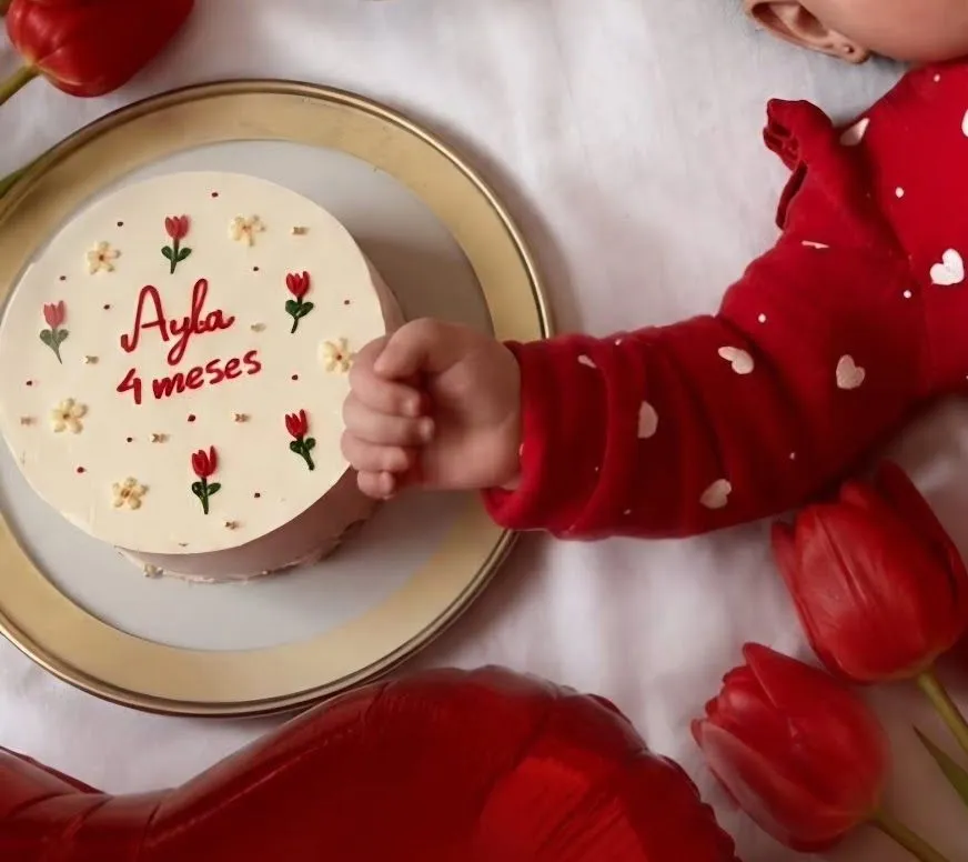Bolo de mesversário artesanal decorado com flores e nome Ayla 4 meses