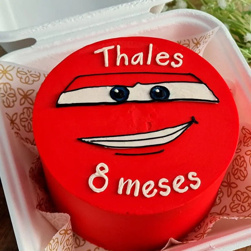 Bolo vermelho do Carros de 8 meses do Thales