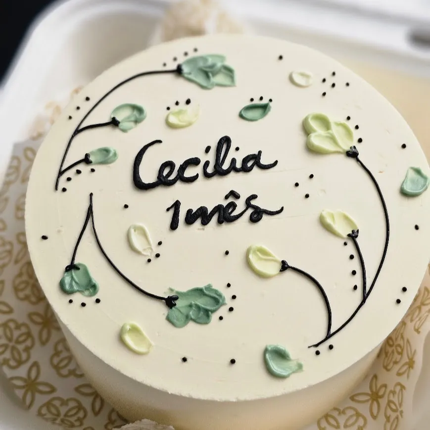 Bento cake delicado com folhas de 1 mês da Cecília