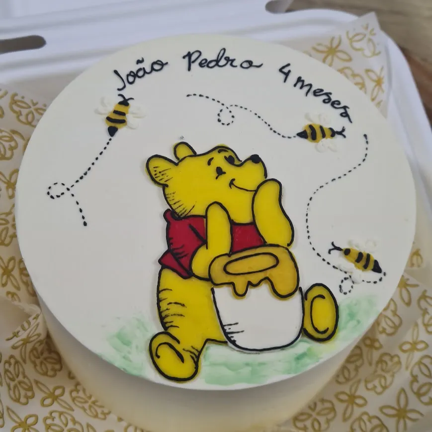 Bento cake do Ursinho Pooh com abelhinhas de 4 meses do João Pedro