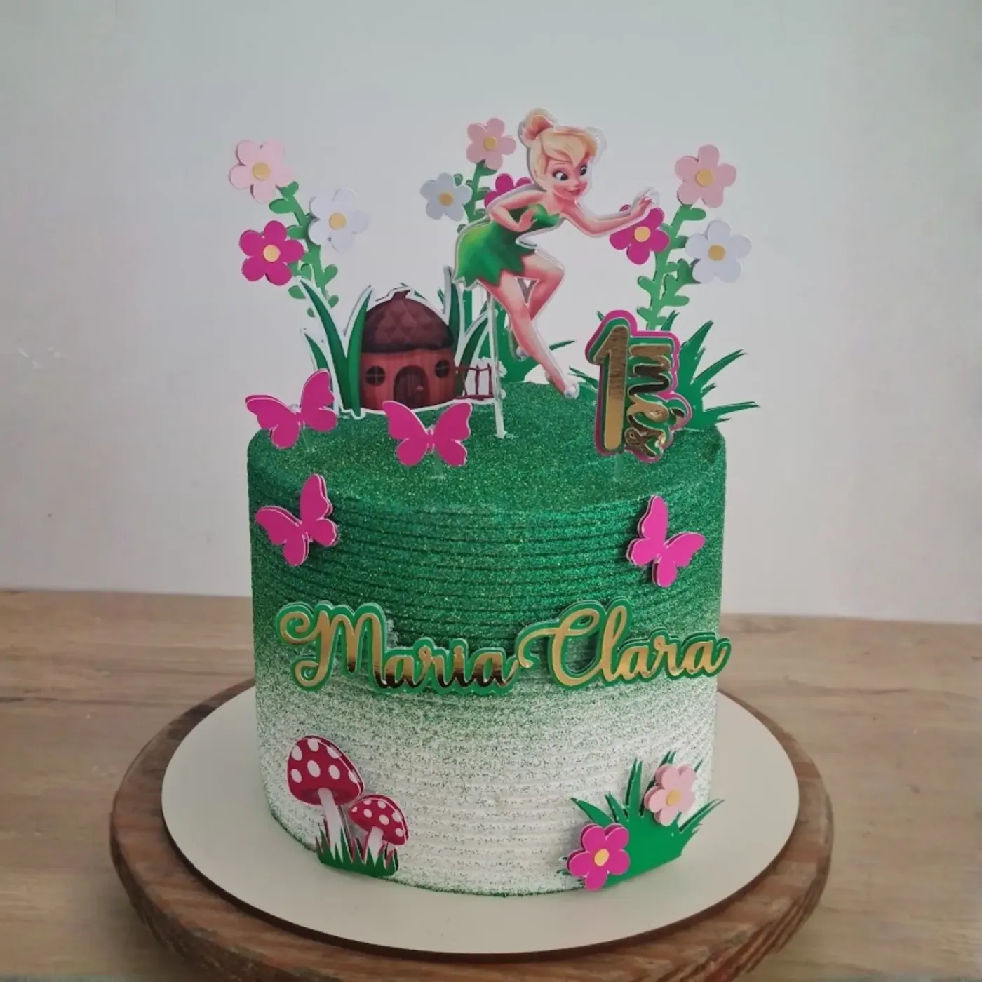 Bolo decorado com tema Sininho, flores e cogumelos para 1 mês da Maria Clara