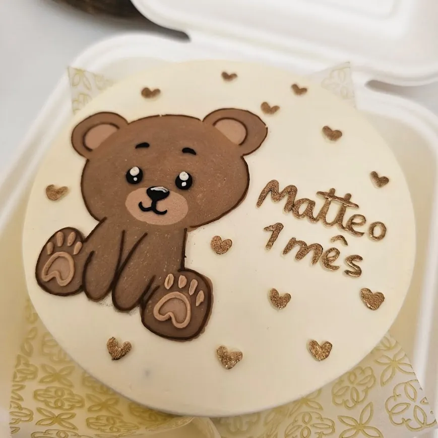 Bento cake com ursinho marrom e corações dourados de 1 mês do Matteo