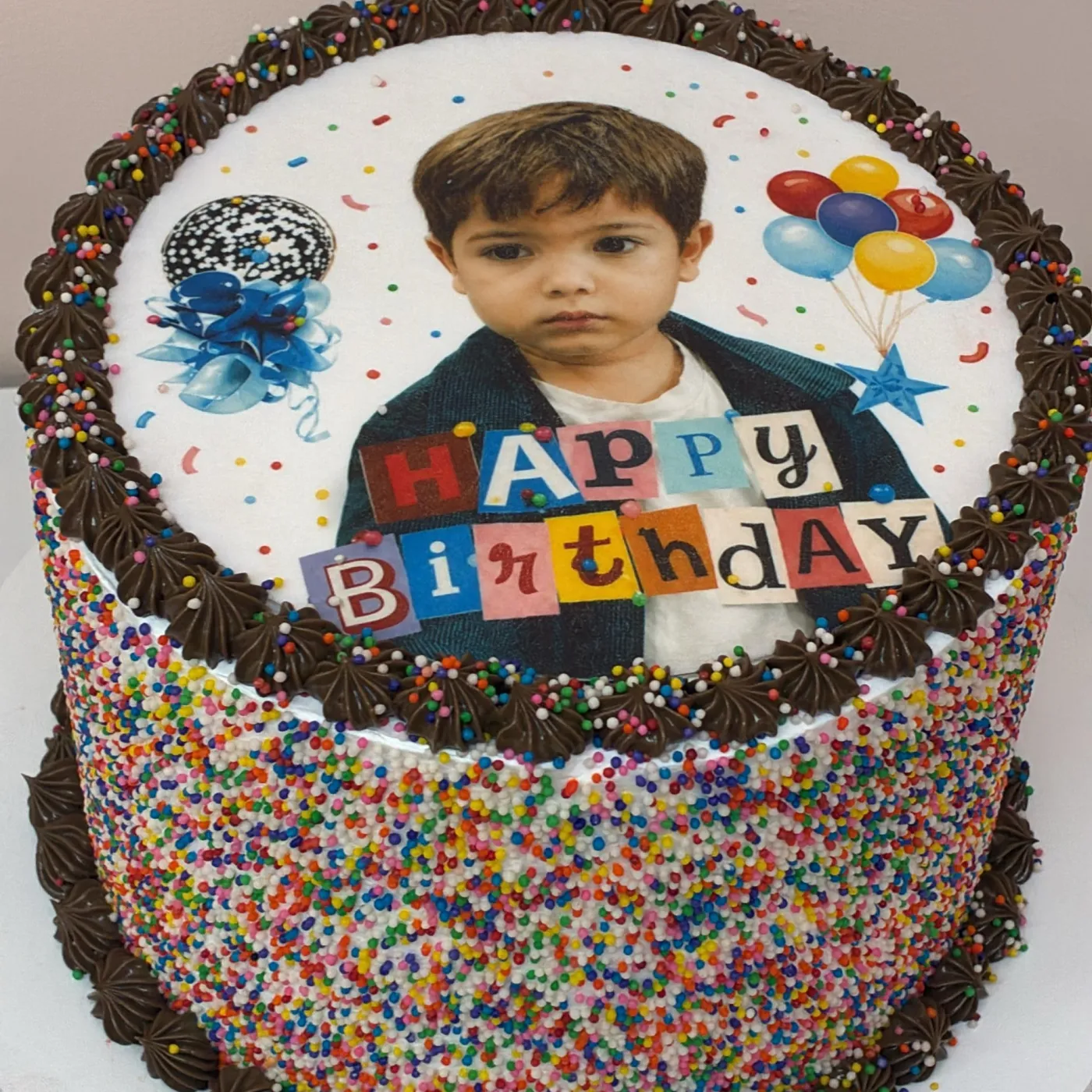 Bolo decorado com papel arroz personalizado com foto e personagens — foto 1