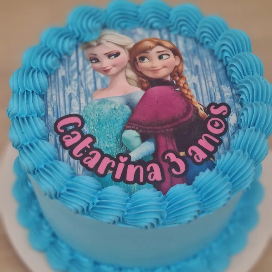 Bolo decorado com papel arroz personalizado com foto e personagens — foto 4
