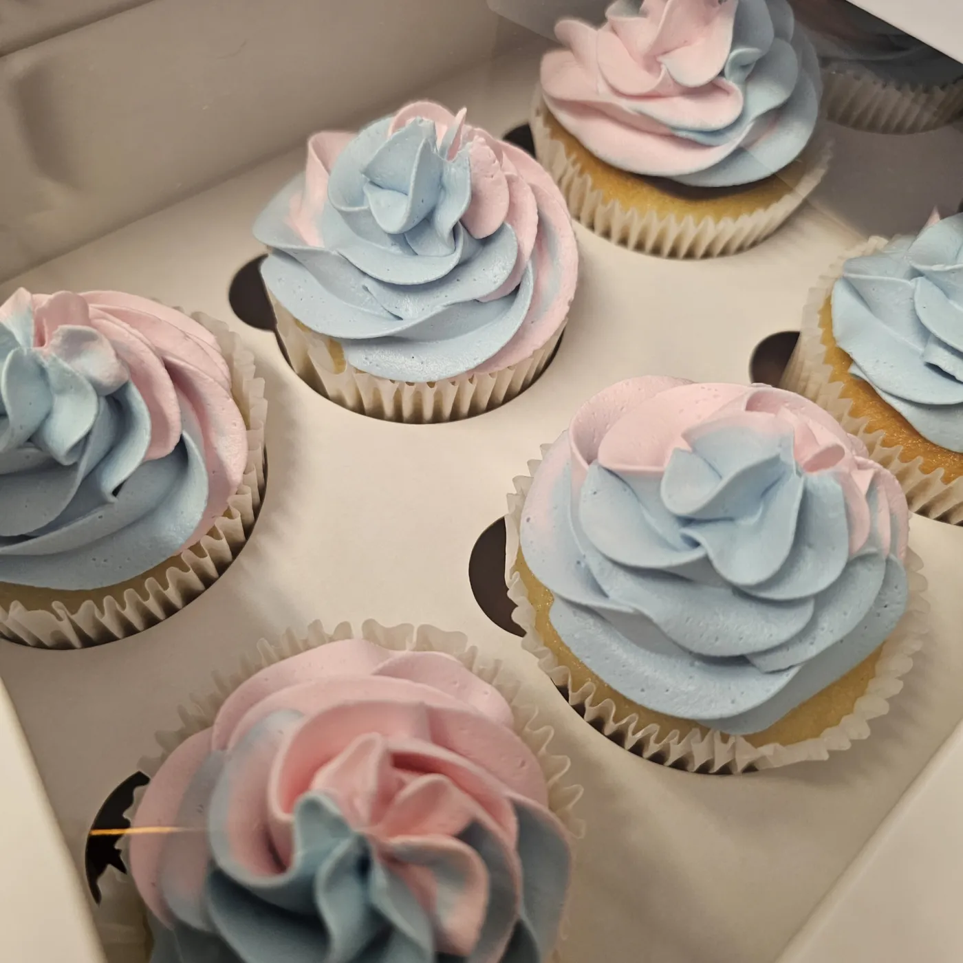 Bolo de chá revelação decorado com tema rosa e azul — foto 1
